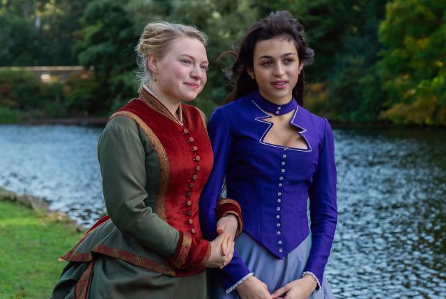 Honoria (Mia Threapleton) and Mabel (Josie Totah) in 'The Buccaneers'